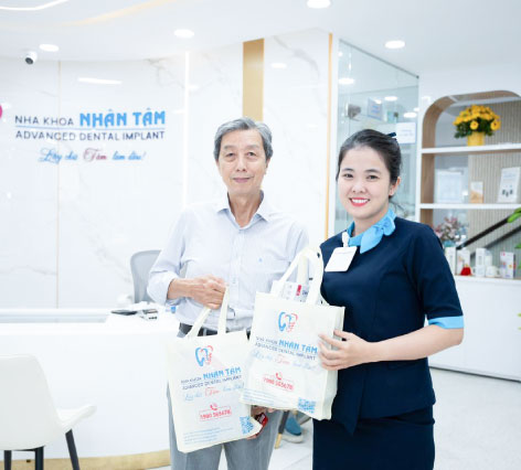 Hình 4:Khách hàng cạo vôi răng tại nha khoa Nhân Tâm Hình 4:Khách hàng cạo vôi răng tại nha khoa Nhân Tâm