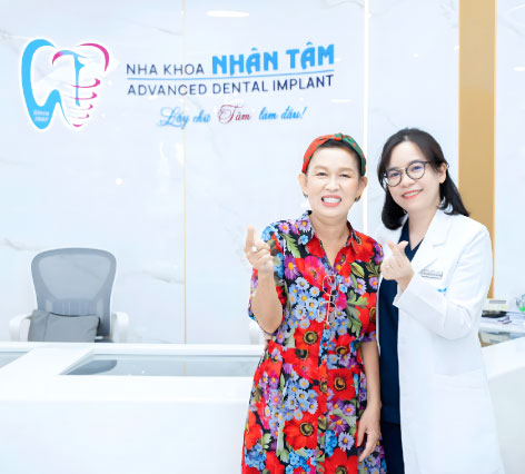 Hình 5:Khách hàng cạo vôi răng tại nha khoa Nhân Tâm Hình 5:Khách hàng cạo vôi răng tại nha khoa Nhân Tâm