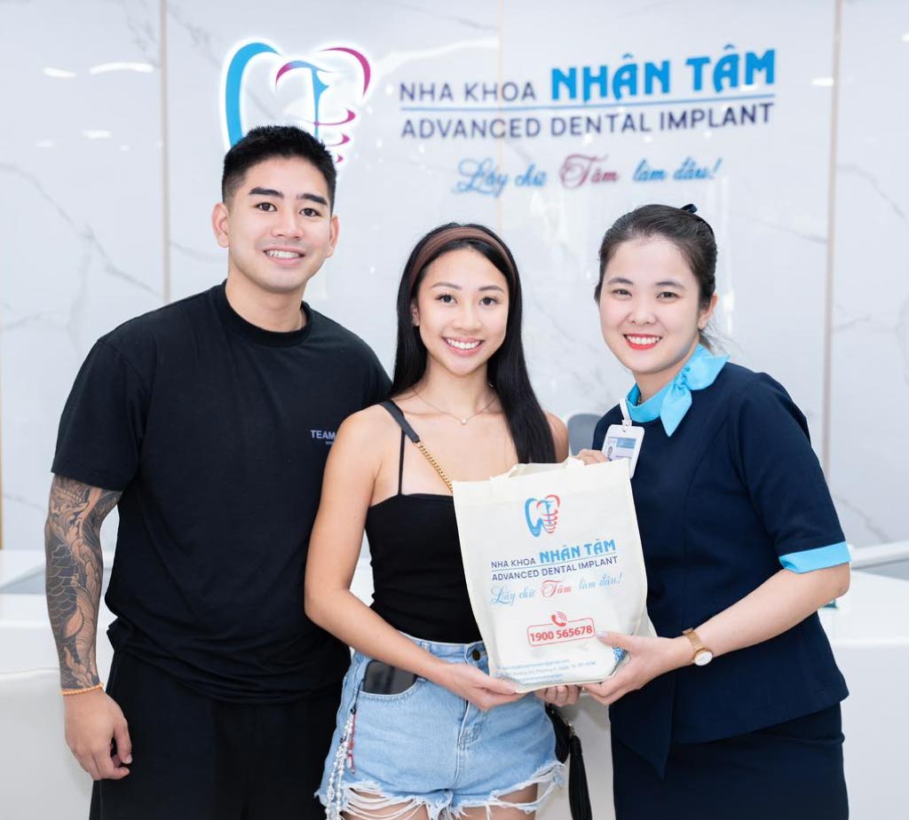 Hình 6:Khách hàng cạo vôi răng tại nha khoa Nhân Tâm Hình 6:Khách hàng cạo vôi răng tại nha khoa Nhân Tâm