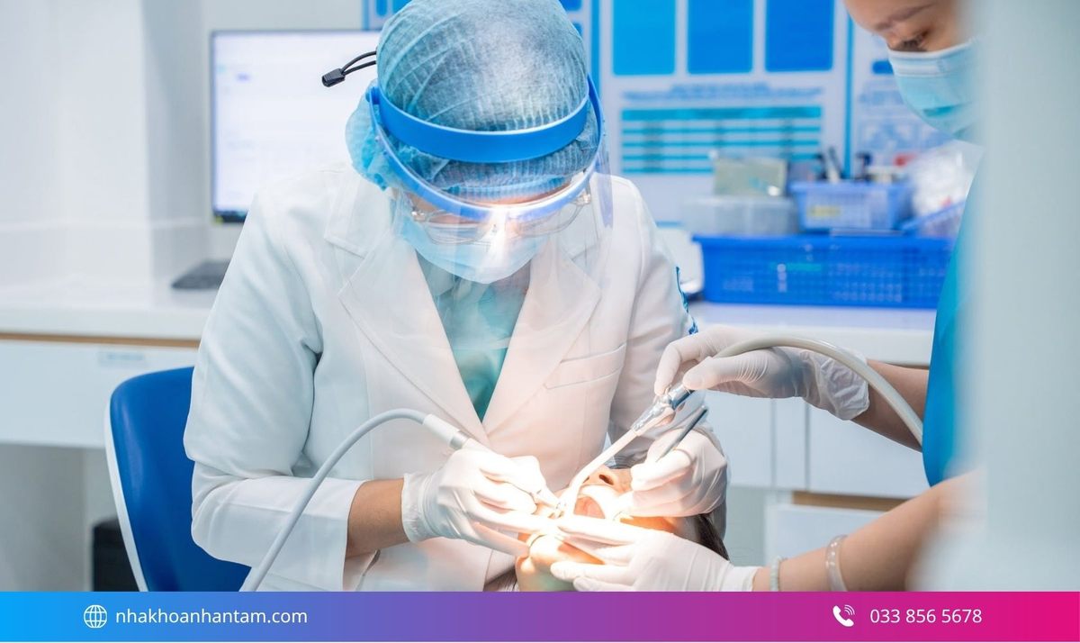 Hình: Trước khi nhổ, bác sĩ kiểm tra răng, nướu và vùng xương xung quanh