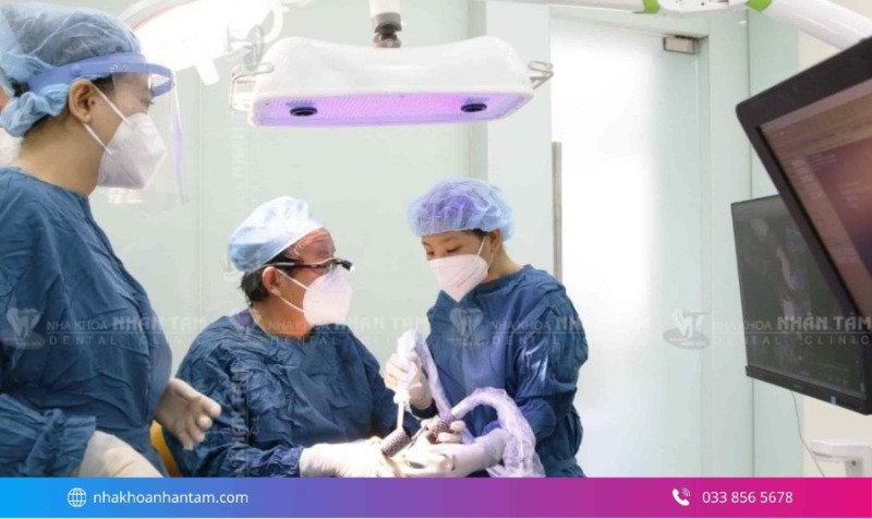 Phẫu thuật đặt trụ Implant Bác sĩ phẫu thuật đặt trụ Implant vào xương hàm