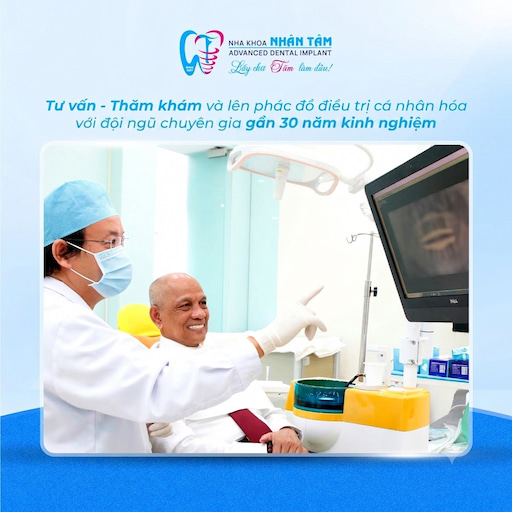 Bác sĩ thăm khám và tư vấn phác đồ điều trị cho khách hàng