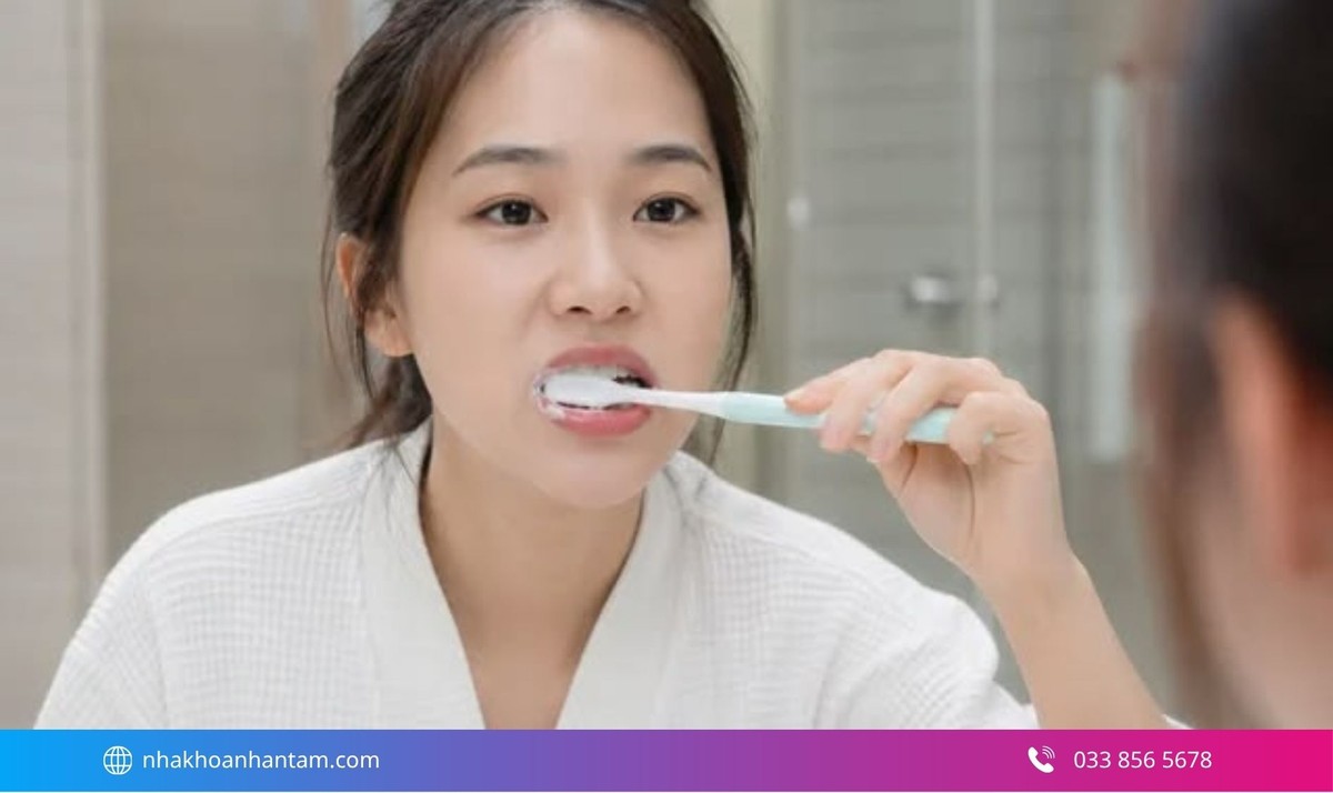 Chải răng nhẹ nhàng bằng bàn chải mềm Hình: Chải răng nhẹ nhàng bằng bàn chải mềm