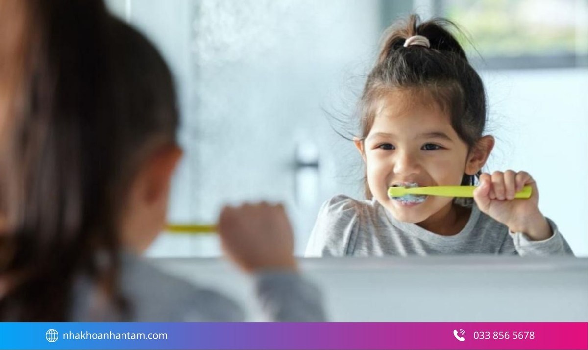 Hình: Bé vẫn nên đánh răng như thường ngày nhưng thao tác nhẹ hơn ở khu vực gần vị trí vừa nhổ