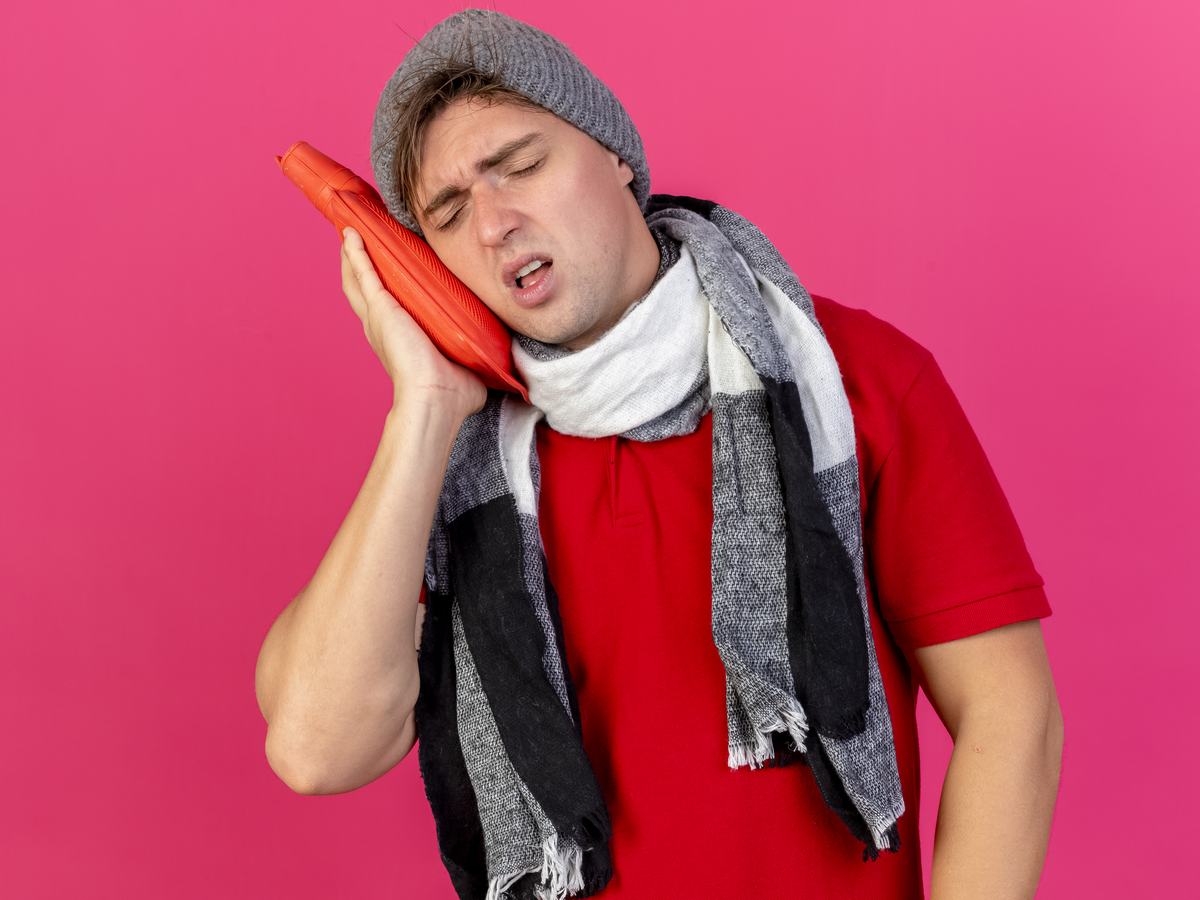 Hình: Chườm lạnh bên ngoài má giúp giảm sưng hiệu quả hơn thay vì uống nước đá trực tiếp sau khi nhổ răng