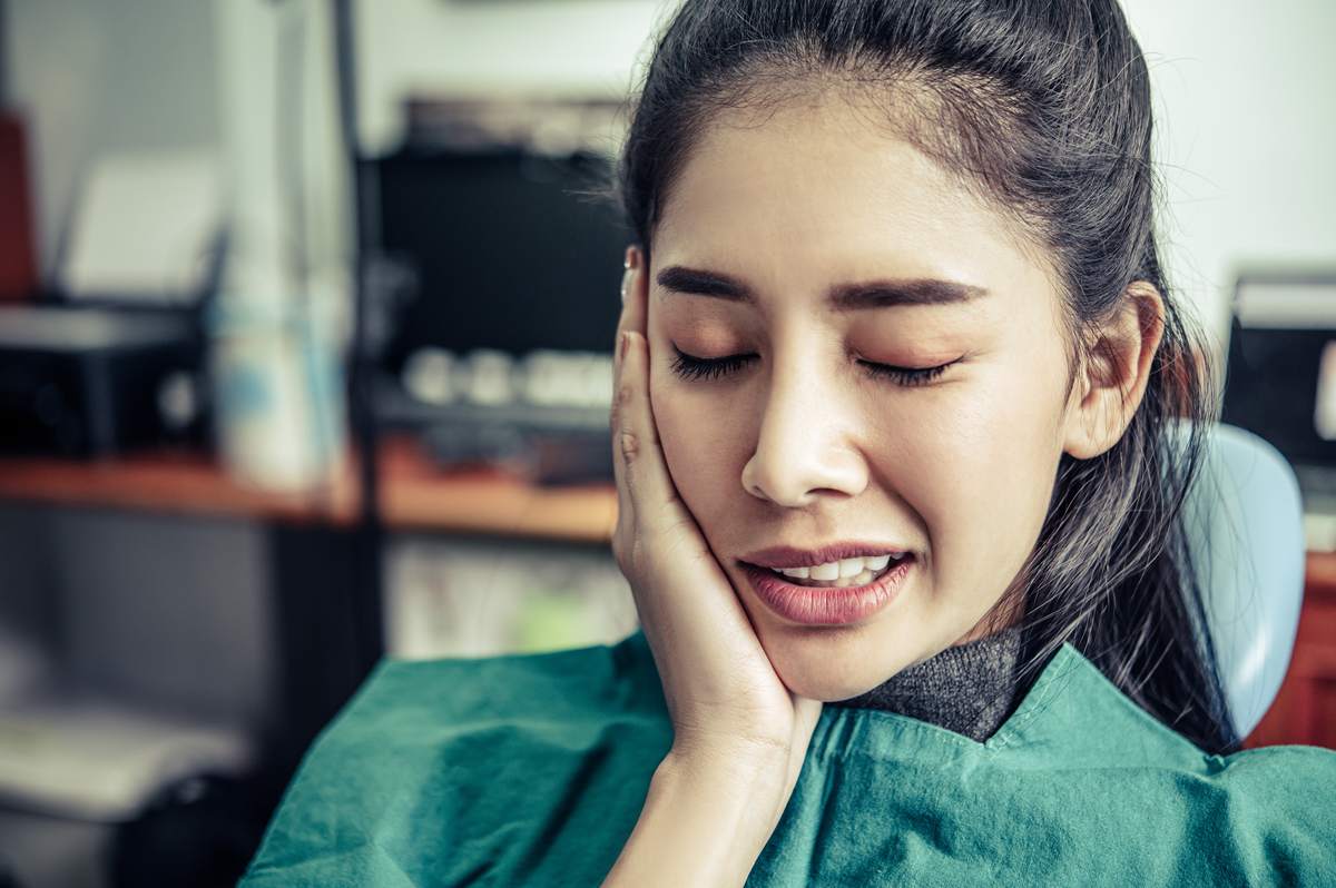 Hình: Hãy liên hệ hoặc đến nha khoa kiểm tra ngay nếu gặp các dấu hiệu bất thường như chảy máu liên tục hay sốt cao