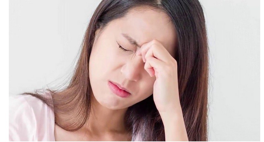 Hình: Sưng đỏ, chảy máu, đọng mủ quanh nướu và lộ ren trụ là các dấu hiệu cảnh báo nhiễm trùng implant tiến triển