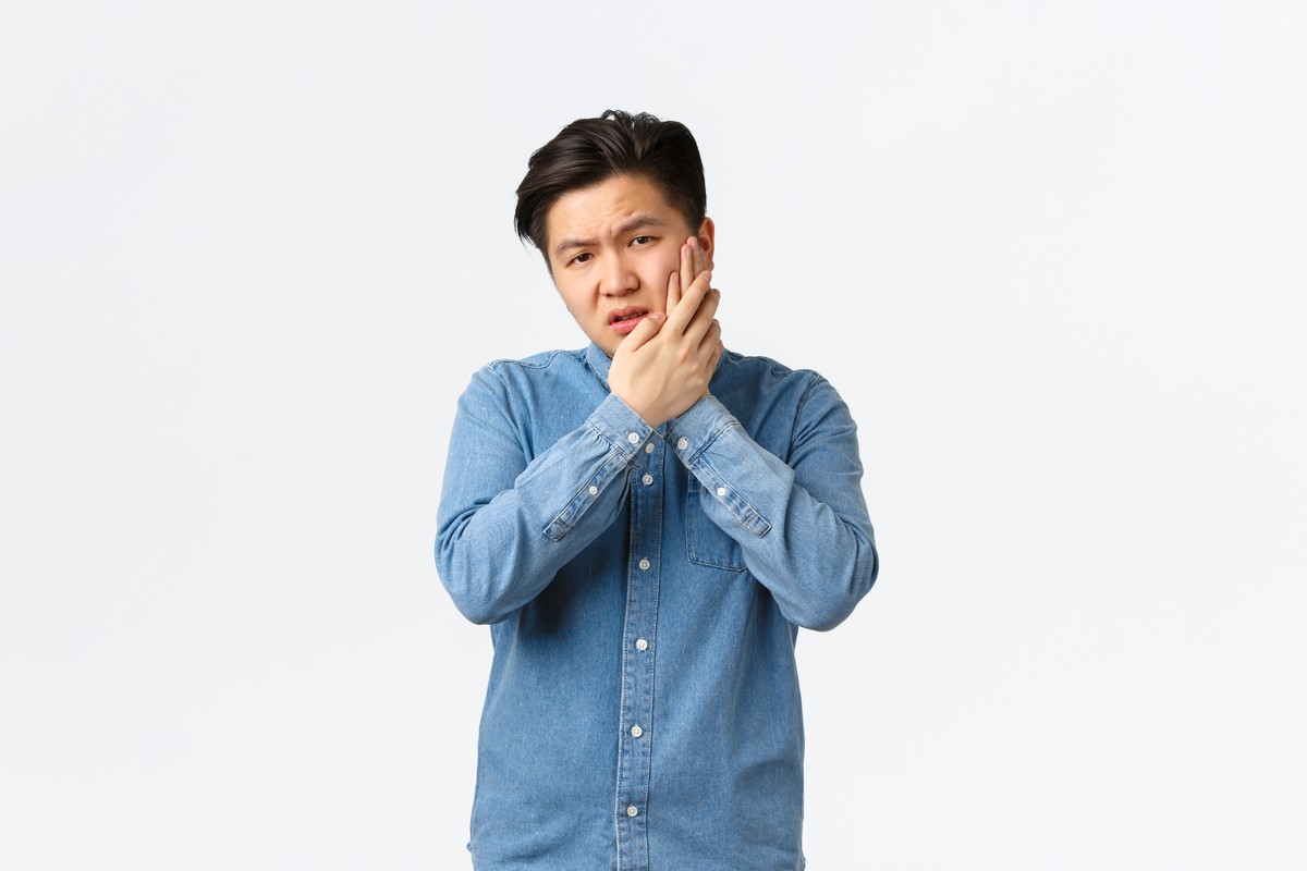 Hình: Cơn đau nhức âm ỉ kéo dài là dấu hiệu cảnh báo răng khôn đã bị tổn thương