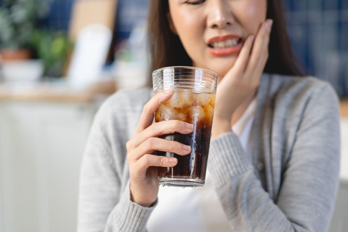 Hình: Tránh xa rượu bia, nước ngọt có gas và đồ uống quá nóng/lạnh sau khi nhổ răng để ngừa kích ứng vết thương