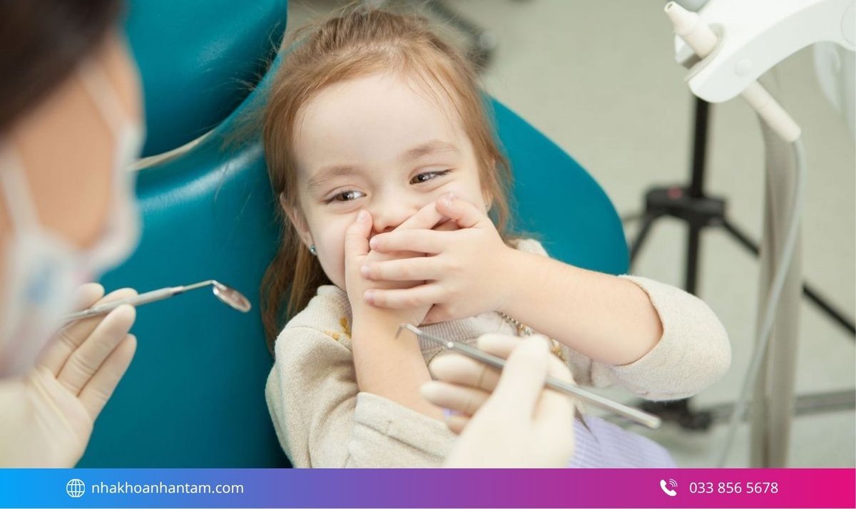 Hình: Ba mẹ nên đưa trẻ đến bác sĩ nếu trẻ có dấu hiệu bất thường sau khi nhổ răng sữa