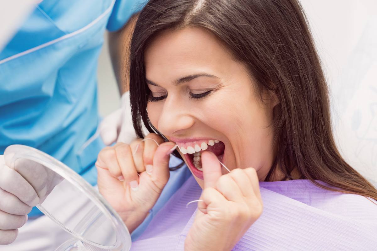 Sử dụng chỉ nha khoa đúng cách kết hợp chải răng nhẹ nhàng giúp nướu nhanh hồi phục và bảo vệ kẽ răng hiệu quả Hình: Sử dụng chỉ nha khoa đúng cách kết hợp chải răng nhẹ nhàng giúp nướu nhanh hồi phục và bảo vệ kẽ răng hiệu quả