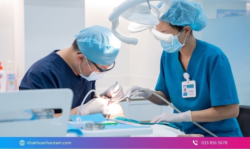 Hình: Bác sĩ tiến hành kiểm tra độ ổn định của trụ Implant