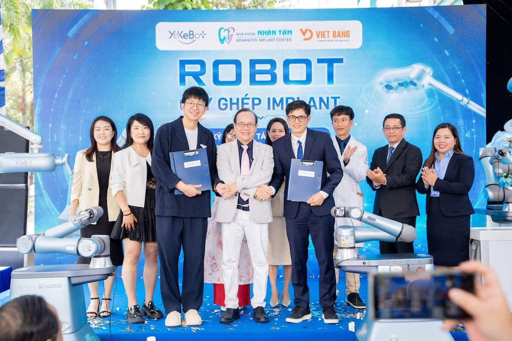 Lễ ký kết hợp tác chiến lược chuyển giao công nghệ Robot cấy ghép Implant Hình: Lễ ký kết hợp tác chiến lược chuyển giao công nghệ Robot cấy ghép Implant