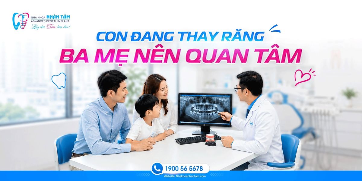 Hình: Bác sĩ đánh giá mức độ lung lay, tình trạng nướu và vị trí răng vĩnh viễn