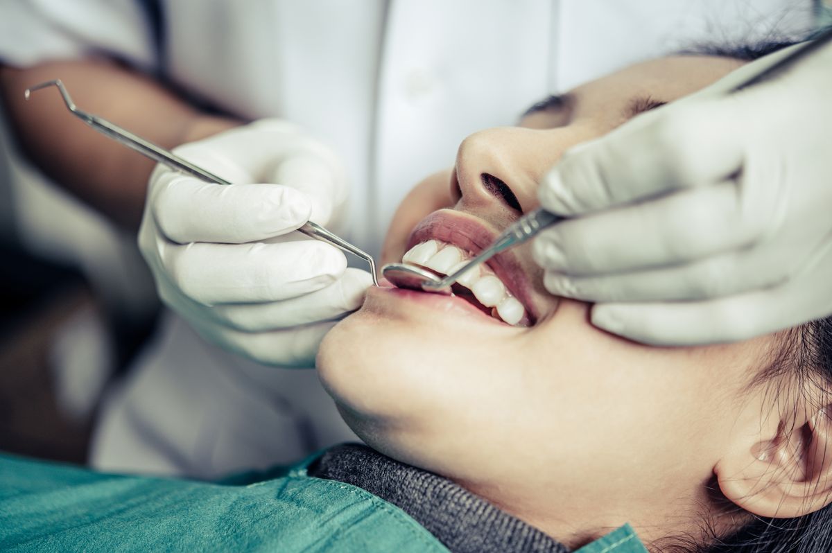 Nhổ răng xong bao lâu được uống nước? Cách uống đúng và những lưu ý cần biết