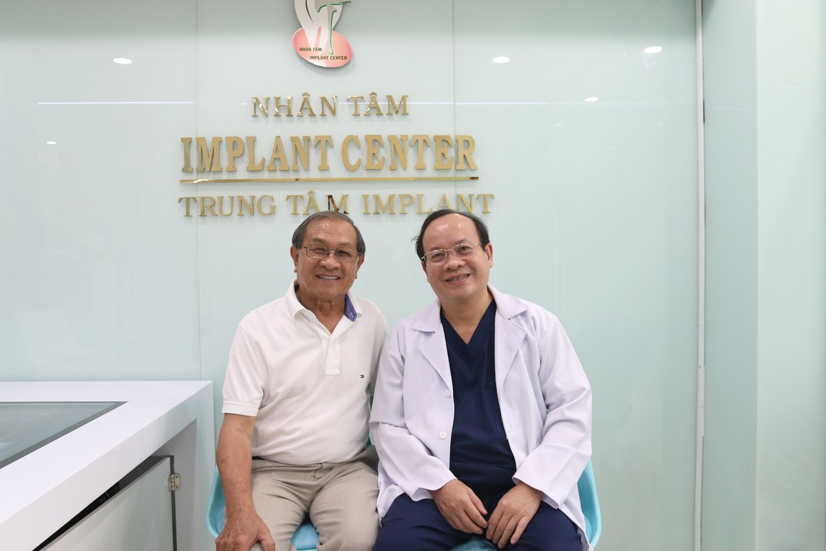 Hình: Chăm sóc răng miệng đúng cách và tái khám định kỳ để theo dõi và kéo dài tuổi thọ cho trụ implant