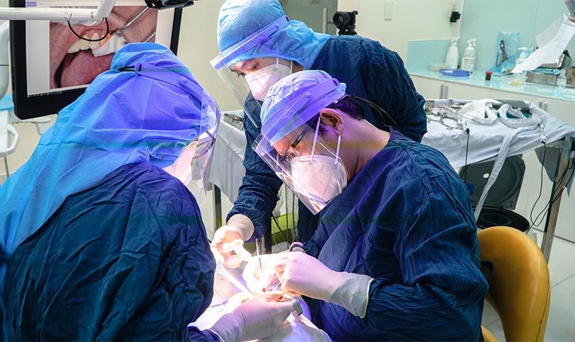 Hình: Quy trình nâng xoang kín được thực hiện qua ổ cắm Implant, hạn chế tối đa xâm lấn mô mềm