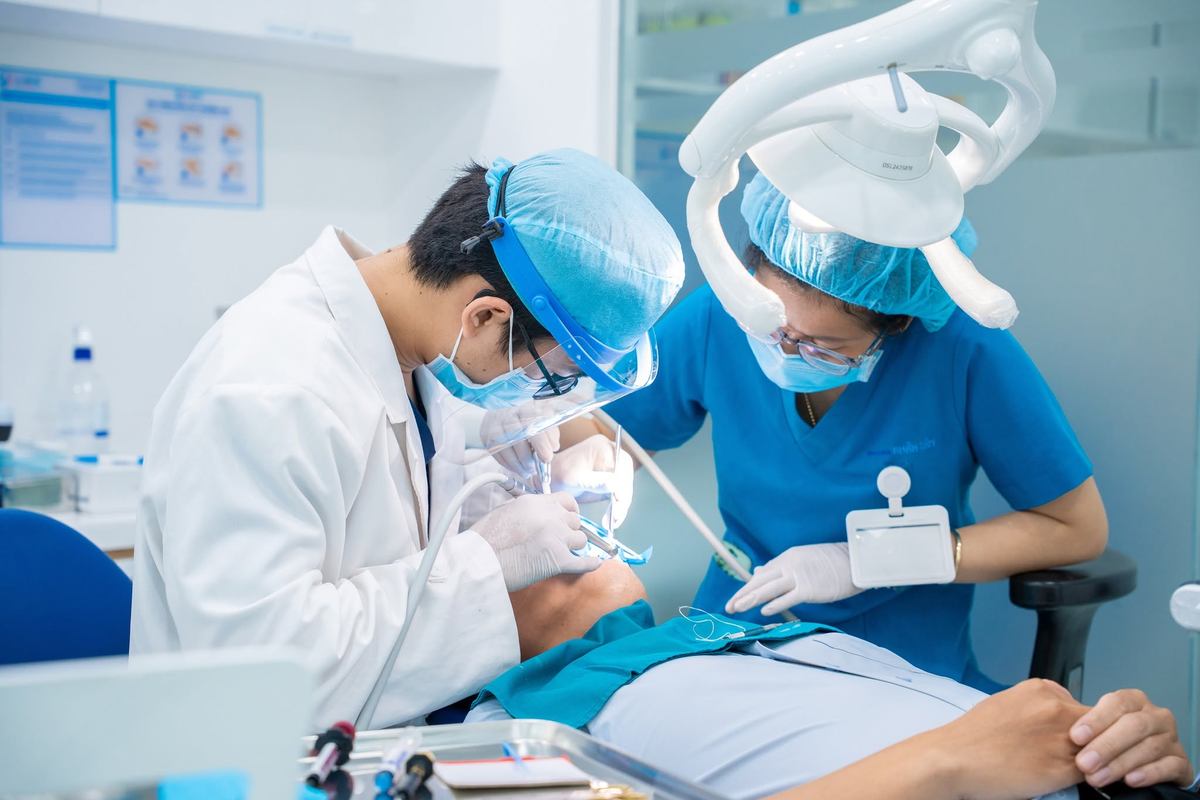 Hình: Quy trình nhổ răng khôn sử dụng công nghệ hiện đại giúp hạn chế xâm lấn