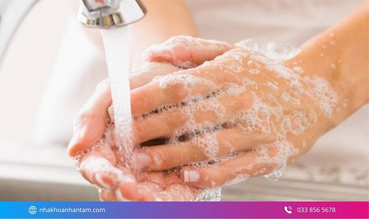 Hình: Phụ huynh nên rửa tay bằng xà phòng và nước trước khi chạm vào răng hoặc vùng miệng của bé