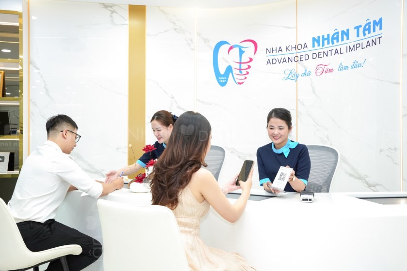 Hình: Nếu trụ implant có dấu hiệu lệch bạn hãy đến cơ sở nha khoa uy tín để bác sĩ kiểm tra