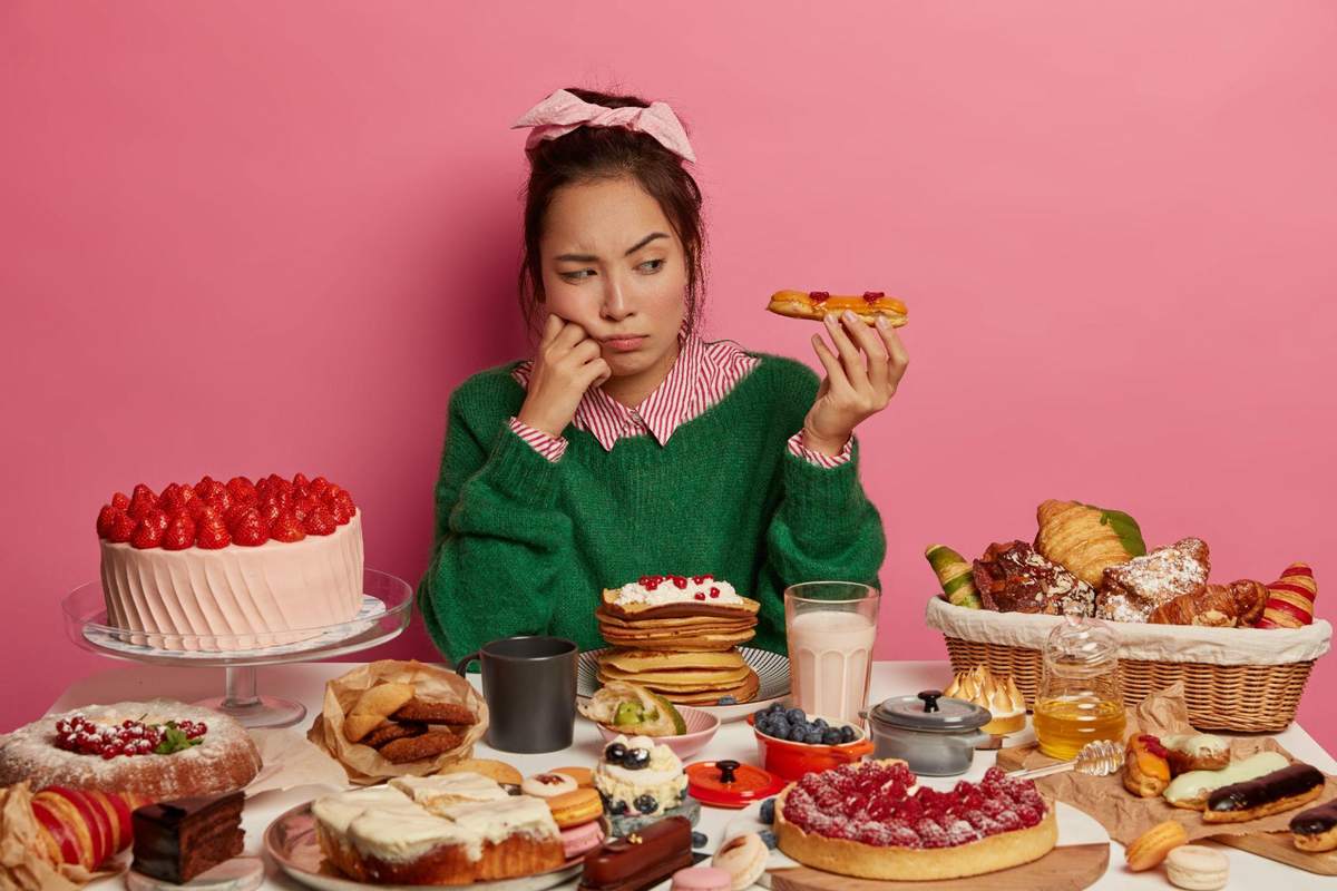 Hình: Sau khi lấy vôi răng bạn nên tránh các thực phẩm đậm màu hoặc đồ ăn quá nóng, hoặc quá lạnh