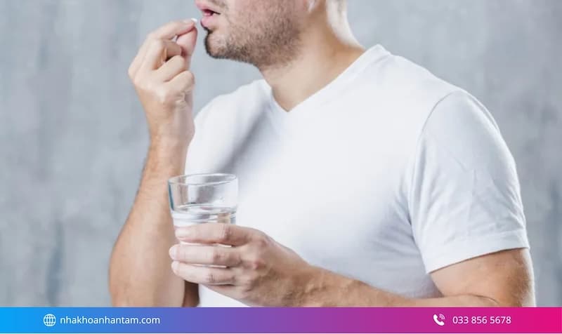 Hình: uống thuốc đúng đơn bác sĩ chỉ định sau cấy ghép Implant