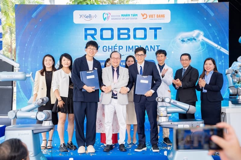 Hình: lễ ký kết chuyển giao công nghệ Robot cấy ghép Implant tại Nha khoa Nhân Tâm
