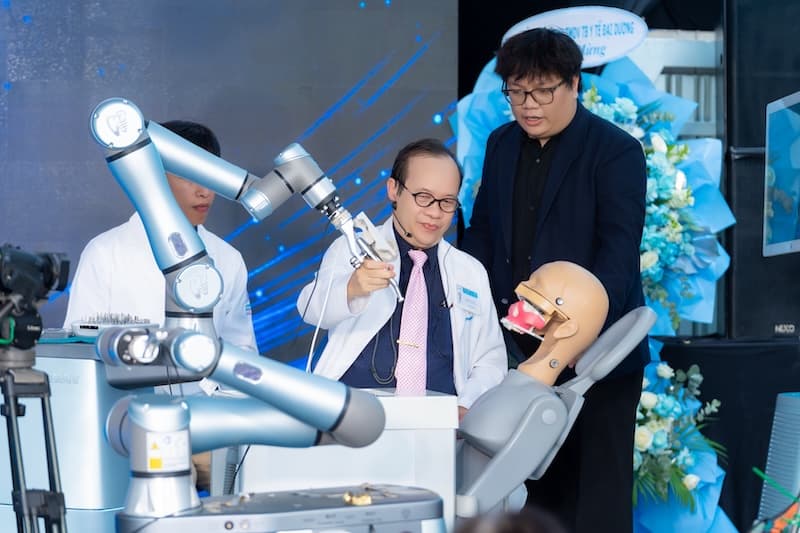 Hình: trình diễn quy trình cấy ghép Implant bằng Robot trên mẫu hàm