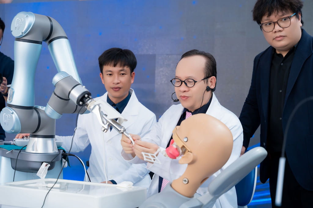 Trình diễn quy trình cấy ghép Implant bằng Robot cấy ghép Implant trên mẫu hàm Hình: Trình diễn quy trình cấy ghép Implant bằng Robot cấy ghép Implant trên mẫu hàm