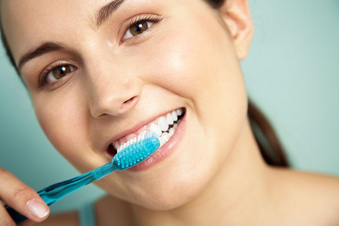 Hình: Hãy vệ sinh răng miệng đúng cách để bảo vệ nụ cười của bạn