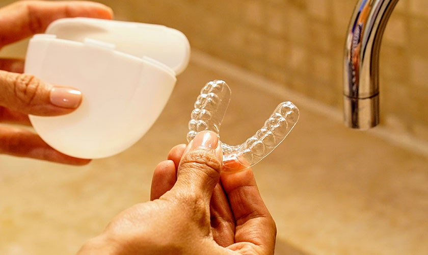 Vệ sinh khay niềng sạch sẽ