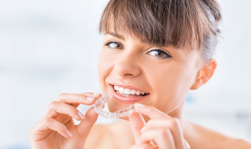 Invisalign có thể tháo lắp một cách dễ dàng, tạo sự thuận tiện khi sử dụng