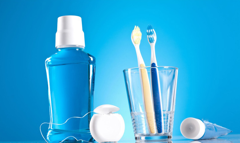 Cần vệ sinh răng miệng sạch sẽ bằng các vật dụng dành cho răng niềng