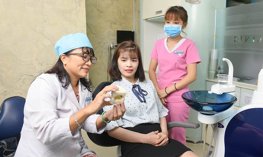 Chuyên gia niềng răng tại Nha khoa Nhân Tâm đang tư vấn cho Khách hàng    