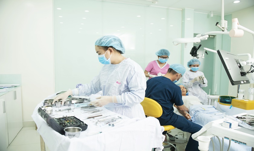 Khách hàng đang điều trị tại Nha khoa Nhân Tâm