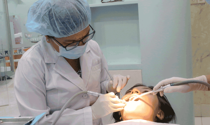 Bác sĩ sẽ trực tiếp gắn thun tách kẽ cho bệnh nhân niềng răng