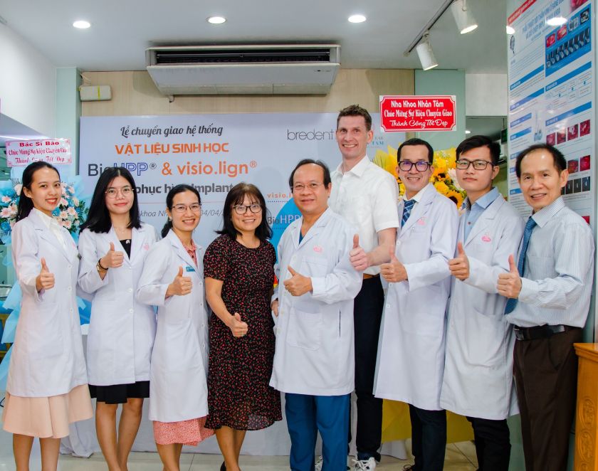 Bác sĩ Bùi Vũ Ngọc Lan cùng các đồng nghiệp tại Nha khoa Nhân Tâm