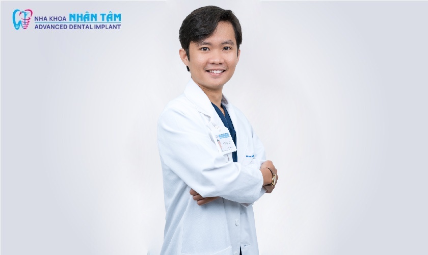 Bác sĩ Nguyễn Ngọc Long tốt nghiệp chuyên ngành Bác sĩ Răng Hàm Mặt tại Đại học Y Dược TP.HCM 