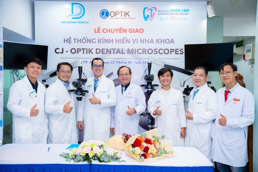 Bác sĩ Long luôn chủ động cập nhật những công nghệ hiện đại trong nha khoa