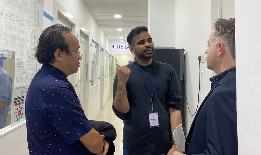 Bác sĩ Võ Văn Nhân đã có cơ hội gặp gỡ và trao đổi cùng các chuyên gia