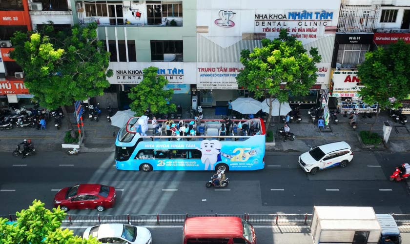 Gần 200 khách hàng tham gia chuyến city tour của Nha khoa Nhân Tâm