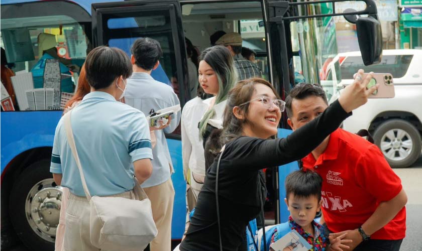 Khách hàng check in cùng gia đình trước giờ khởi hành chuyến City tour