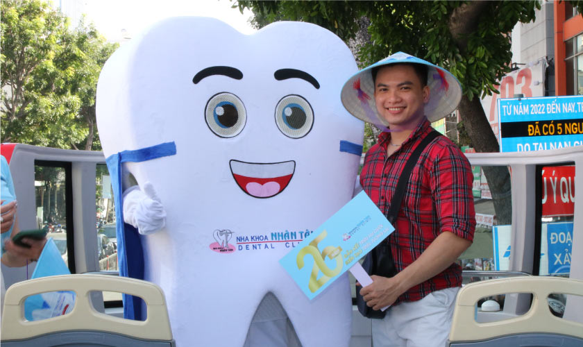 Khách hàng tham gia chuyến city tour của Nha khoa Nhân Tâm