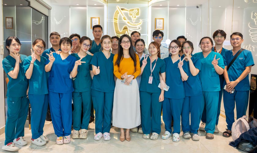 Hình: SINH VIÊN ĐẠI HỌC QUỐC TẾ HỒNG BÀNG KIẾN TẬP TẠI HỆ THỐNG NHA KHOA NHÂN TÂM