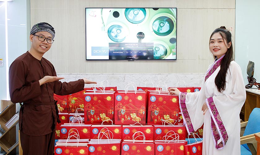 Chú Cuội và chị Hằng xuất hiện tăng thêm phần hứng khởi cho buổi trao quà    