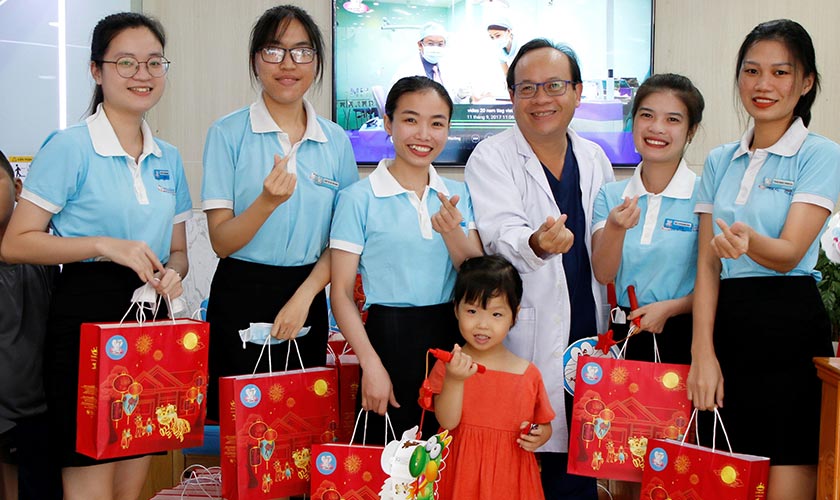 Bác sĩ Võ Văn Nhân trao quà Trung Thu cho cán bộ nhân viên    