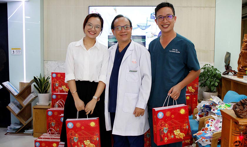 Bác sĩ Võ Văn Nhân và cán bộ phòng mỗ