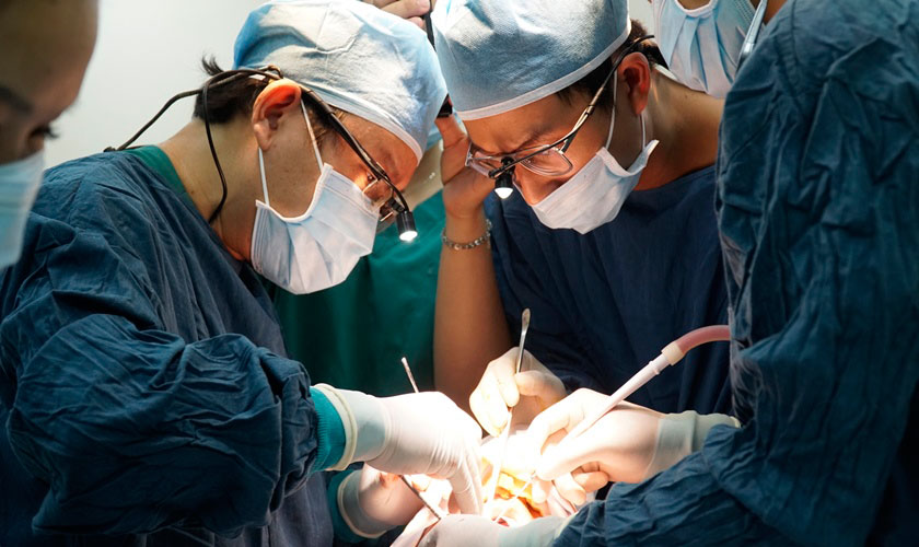 Ts. BS Võ Văn Nhân trực tiếp tham gia vào ca cấy ghép implant cho khách hàng bị mất răng bẩm sinh Ts. BS Võ Văn Nhân trực tiếp tham gia vào ca cấy ghép implant cho khách hàng bị mất răng bẩm sinh