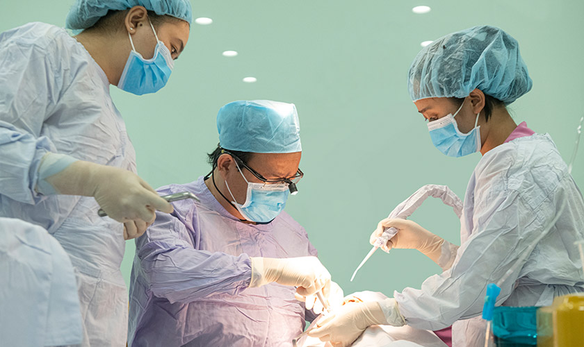 Tiến sĩ, Bác sĩ Võ Văn Nhân thực hiện cấy ghép răng implant tại Nha khoa Nhân Tâm