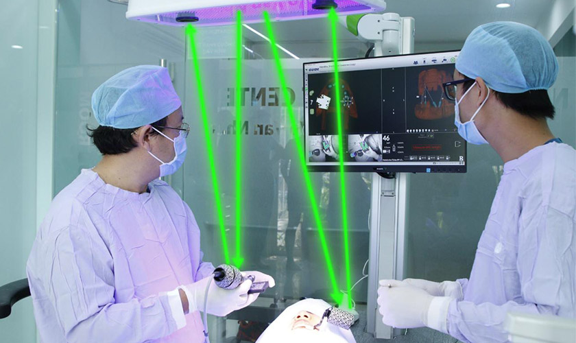 Ts.Bs Võ Văn Nhân cấy ghép implant bằng công nghệ định vị